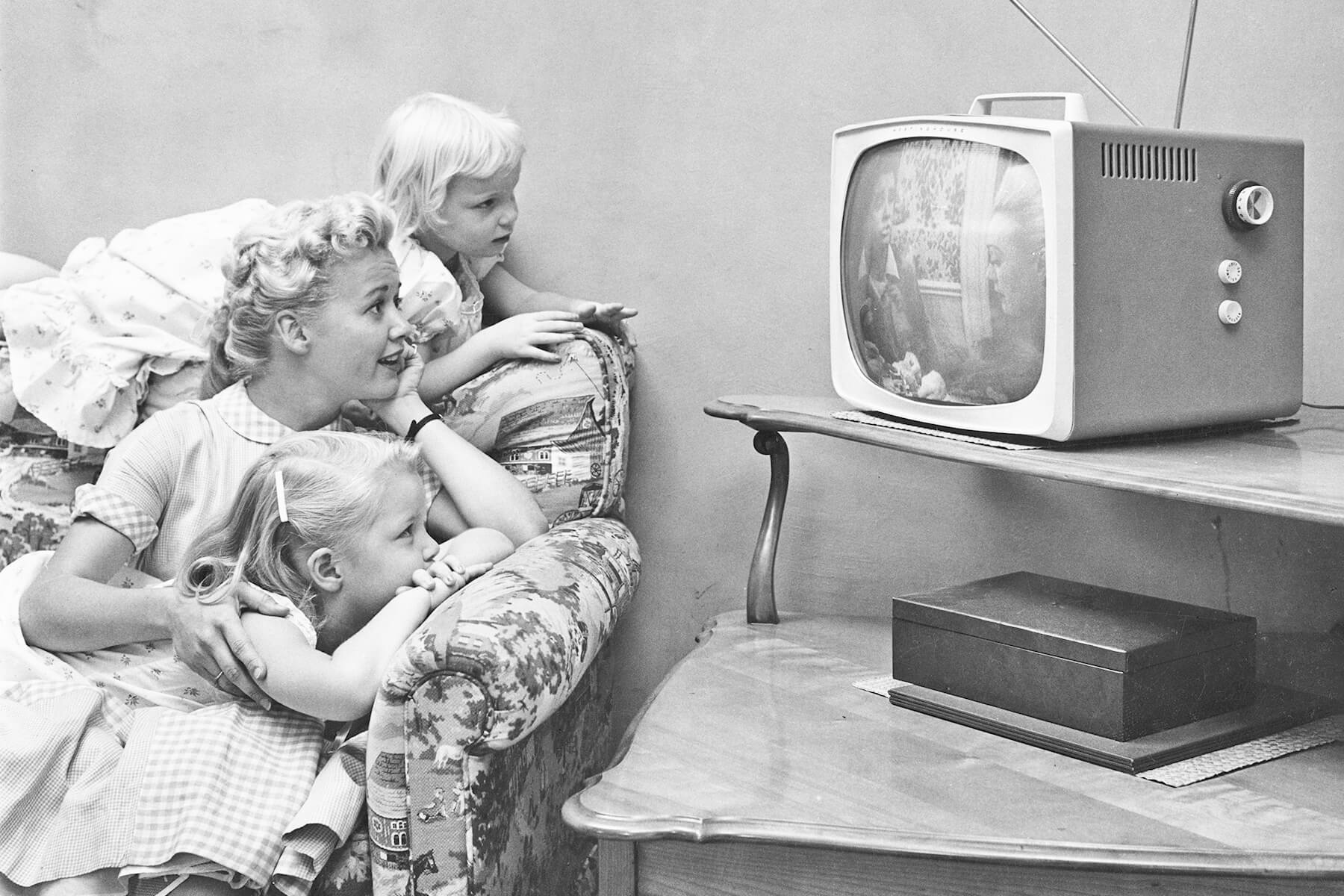 1950s family watching TV